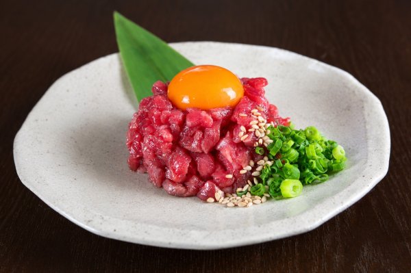 画像1: さしみーと牛タンユッケ(タレ付) ５食入り (1)