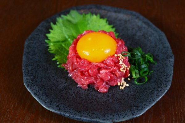 画像1: さしみーと牛タンユッケ(タレ付) ５食入り (1)